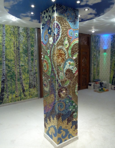 Anne Boddin - Mosaike Säule Seminarzentrum Your Buddha